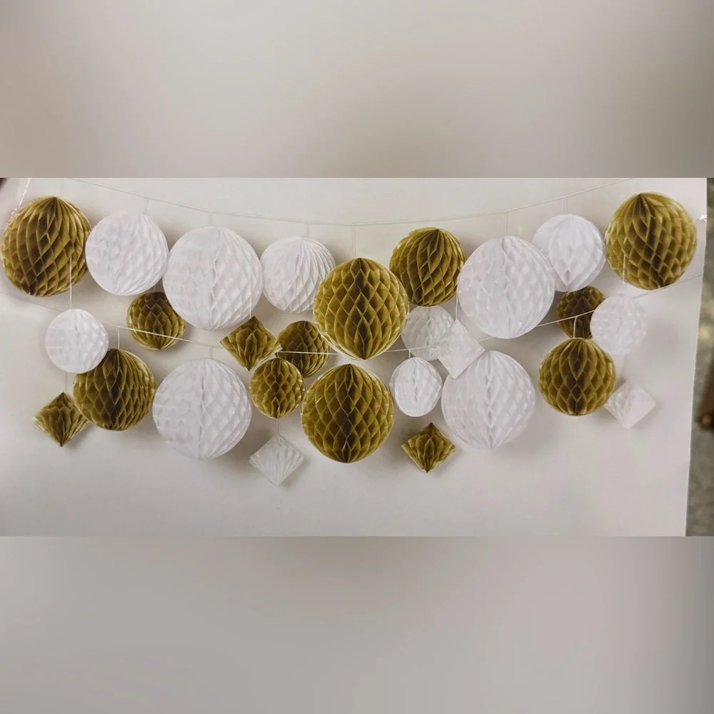 Amscan 1 Kit of 18 Pieces of White and Gold Hanging Decorations NWT